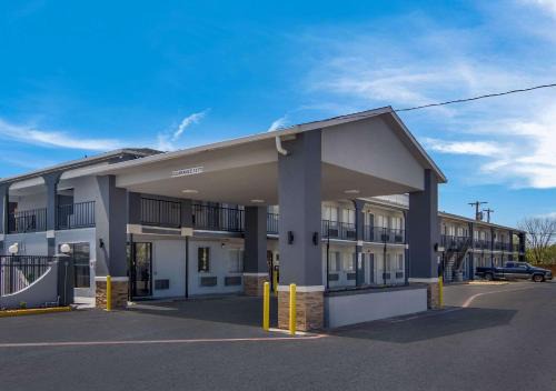 Bellmead Cabin | Econo Lodge Waco North I-35