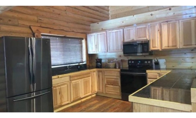 Last Chance Cabin | Economy Lodge Room - Single Queen