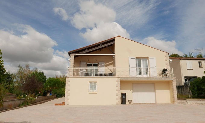 Ruelle-sur-Touvre House | Edgar's house - large 3 bedroom house for 6 people - 2 bathrooms