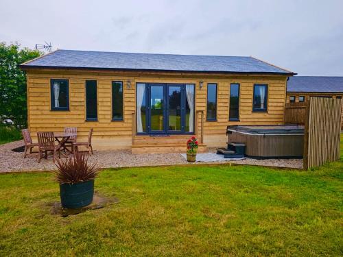 Derbyshire Cabin | Edgmond Lodges - 1 & 2 Bed Luxury Log Cabins with Private Hot Tubs Derbyshire