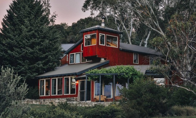 East Jindabyne House | Edzell - 5BR Luxury Home l Amazing Lake Views l Games Room l Tennis Court l WiFi