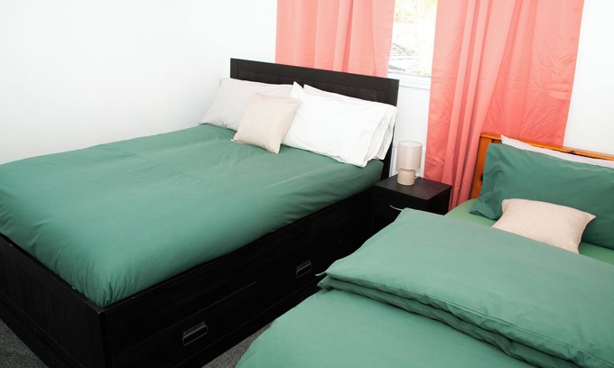 Wolverhampton House | EEE HOMES WOLVERHAMPTON: A pleasant 3-bedroom house with WiFi.