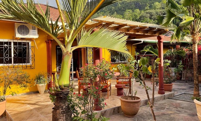 Zig Zag Ward Apartment | Effie Mountain View Halona villa