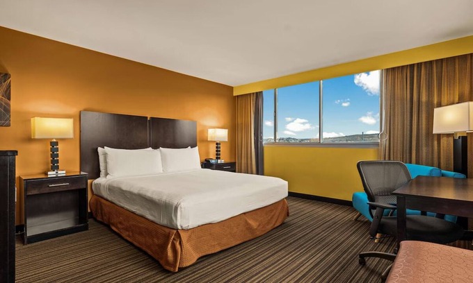 Western Honolulu House | Effortless Airport Access with Swimming Pool & Shuttle | King Bed with City View
