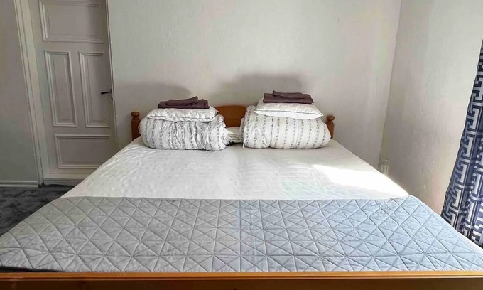 Stromsund Municipality Apartment | Eget Enkelt Dubbelrum med Hall i Modernt Hem, Naturnära