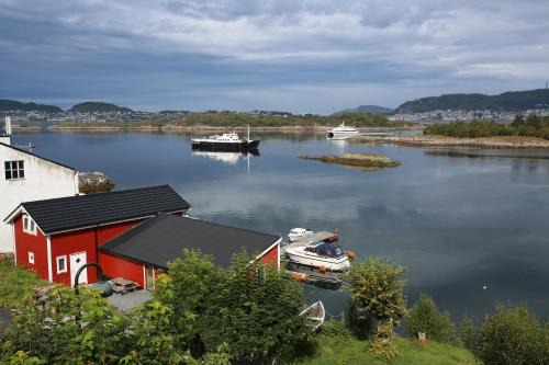 Sula House | Eget hus i sjøkanten ved fjorden
