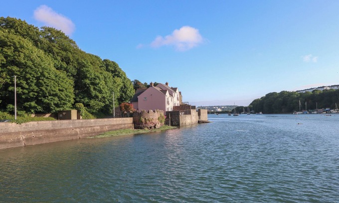 Milford Haven Cottage | EGRET, pet friendly, character holiday cottage in Milford Haven