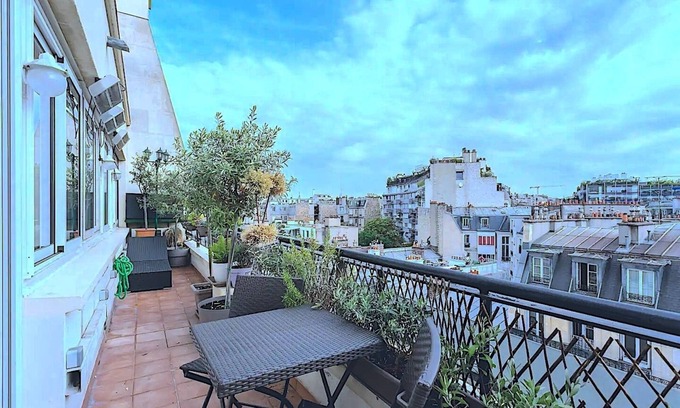 16th Arrondissement Apartment | Eiffel Tower Apartment with Terrace