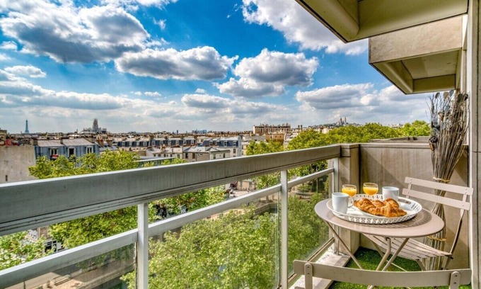 Porte-Saint-Martin Apartment | Eiffel Tower view Chic studio with balcony & lift