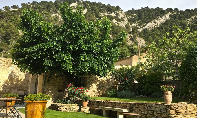 Robion Other | Eighteenth-century stone farmhouse with swimming pool at the top of a historic village