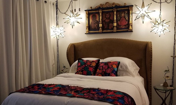Holly House | El Bungalow Uno ~ Eclectic East Side ATX