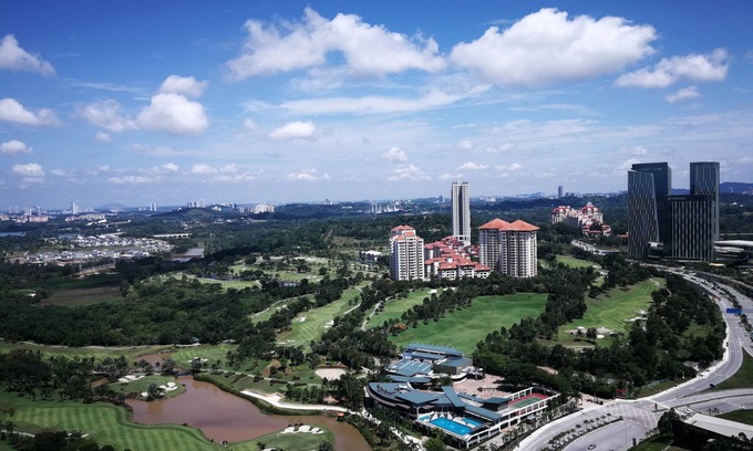 Putrajaya Apartment | El Conezion Penthouse | Top floor | Golf course view | Wi-Fi & Netflix provided