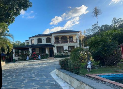Piedra Blanca House | El Paraiso