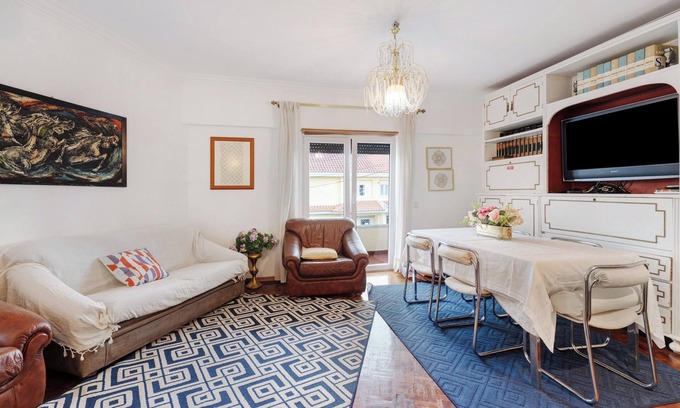 Parede House | "Elegan Vintage House with Barbecue" with Balcony, Garden & Wi-Fi