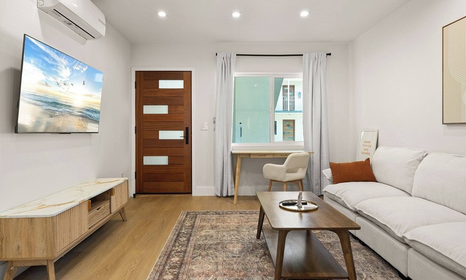 Westwood Apartment | Elegant 1BR/1BA in Westwood with W/D in Bldg +Parking