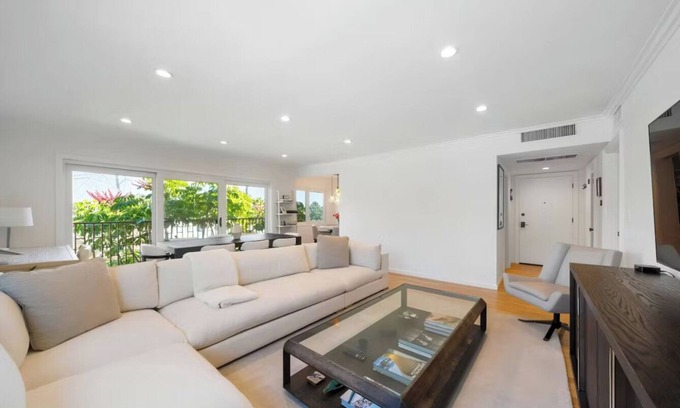 Los Feliz Condo | Elegant 2-bedroom Condo in wonderful Los Feliz with WiFi, Office Space and AC