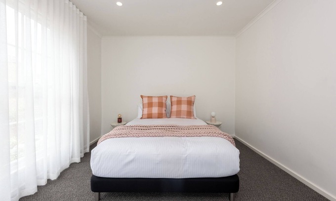 Prahran Apartment | Elegant 2-bedroom House in Prahran w/Parking!