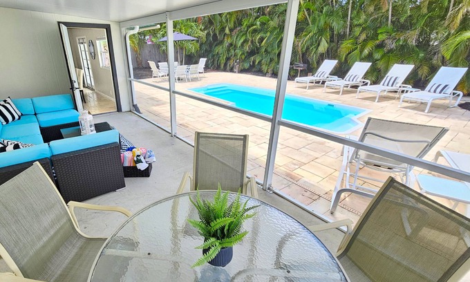 Palm Beach Gardens House | Elegant 3/2 home & HEATED POOL. 5Minutes to STADIUMS, BEACHES, PGA. Sleeps10