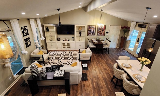 Cliftondale House | Elegant 4bdrm/3bth home on Wolf Creek Golf course!