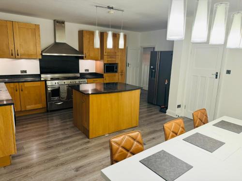 Heathfield House | Elegant 5 Bed house Free parking Free WiFi