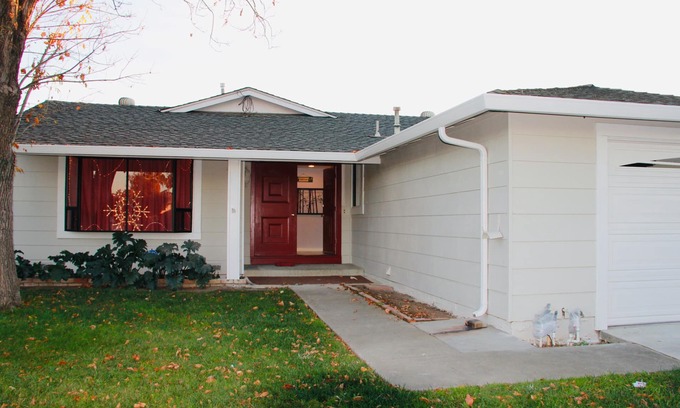 Evergreen House | Elegant and Cozy 3 Bd/2 Ba Home near Downtown San Jose