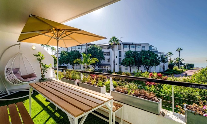 Mouille Point Apartment | Elegant Apartment at the Waterclub (Amani Views)