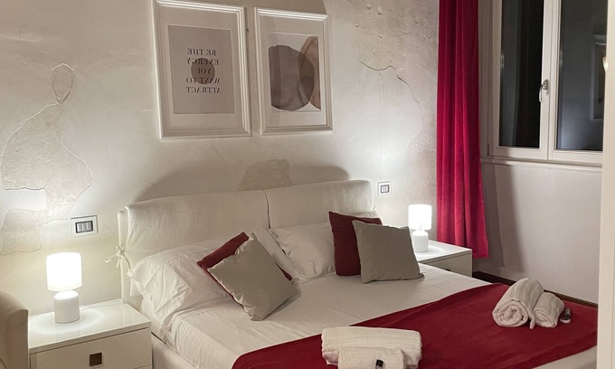 Verona City Centre Apartment | Elegant apartment in historic building, a stone's throw from "Juliet's House"