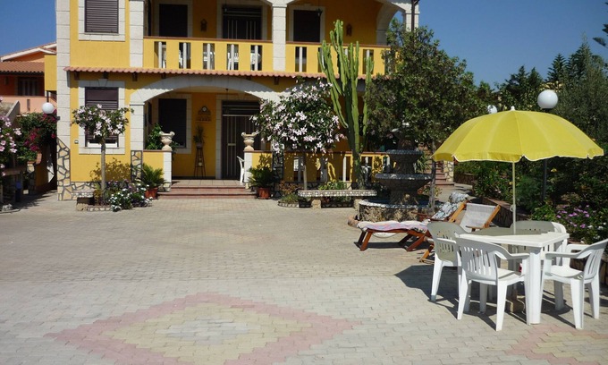 Licata Villa | Elegant apartment in Villa Agrigento-Licata with sea view and private garden.
