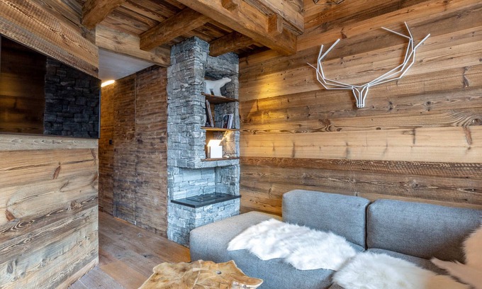 Val-d'Isere Apartment | Elegant apartment with fireplace, whirlpool tub and WiFi in Val-d’Isère
