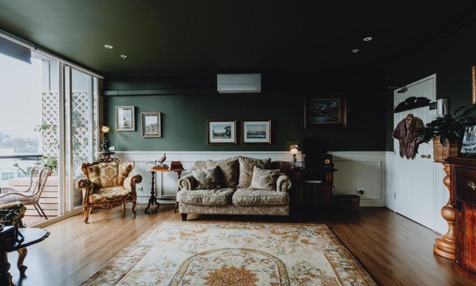 Melbourne Central Business District Apartment | Elegant apartment with balcony and free parking