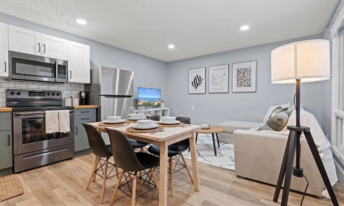 Jasper Place House | Elegant Boho Retreat ~8 mins to WEM -PATIO -AC