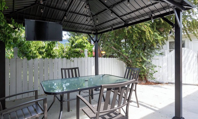 Burbank House | Elegant Burbank Beauty: Affordable Comfort Awaits