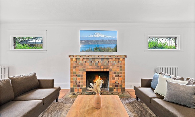 Stevens House | Elegant Capitol Hill Home 8BR Near Parks & Dining