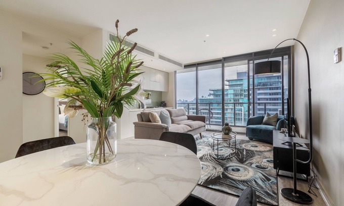 Melbourne Apartment | ◤Elegant City Fringe Condo w Pool & FREE Parking◢
