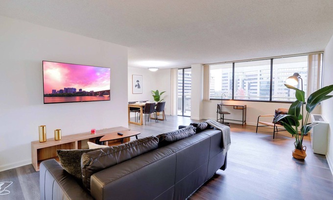 Crystal City Apartment | Elegant & Comfy Apt For Travelers