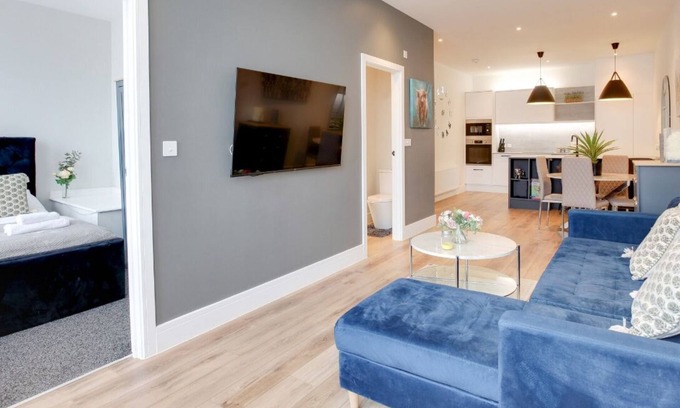 Westcliff-on-Sea Apartment | Elegant & Cozy 1BR City Centre Nr Cliffs Pavillion by Luxiety Stays