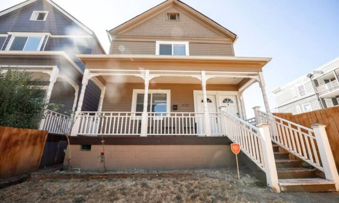 Hilltop House | ELEGANT DOWNTOWN TACOMA HOME UNIT A