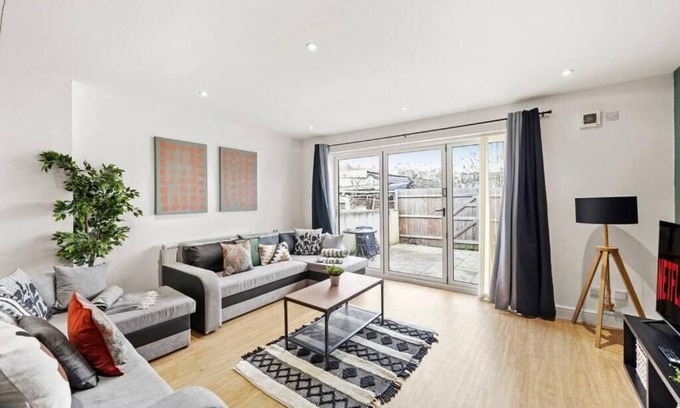 Staple Hill Apartment | Elegant Flat in Bristol - Sleeps 8