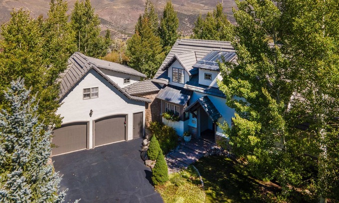 Cordillera House | Elegant Getaway | Hot Tub, Gourmet Kitchen | 20 Mins to Vail