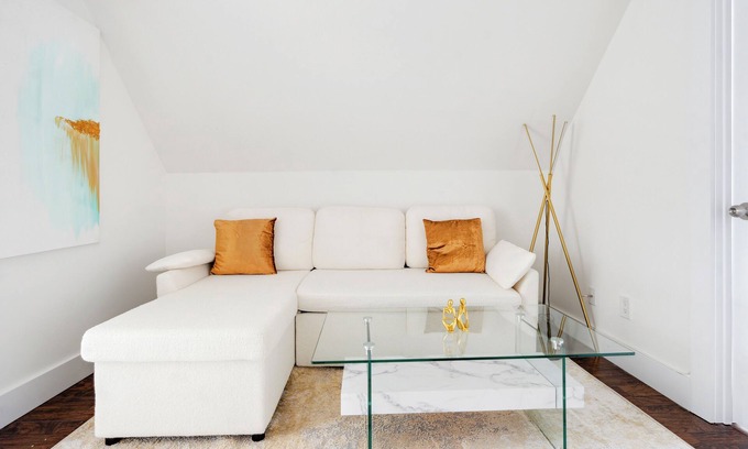 White Plains House | Elegant Hideaway Free Parking