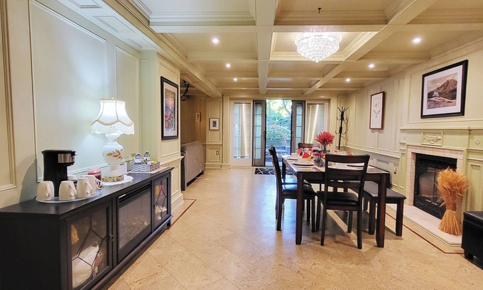 East Credit House | Elegant Home w/Cozy Fireplace & Movie Theater-Near Toronto Airport