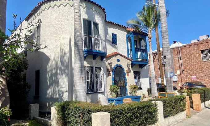 La Brea Apartment | Elegant, Large, Parking, Central Location, Walk to The Grove, BH, Fairfax, Parks