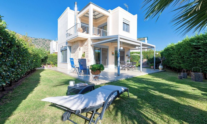 Kontos House | Elegant maisonette with Garden, steps to the Beach