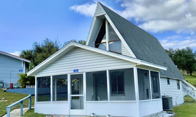 Vacation Village House | Elegant Mermaid-themed A-Frame Home: 30-40 min to Disney & Universal theme parks