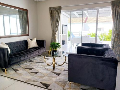 Kraaifontein House | Elegant & Modern Home near Cape Winelands