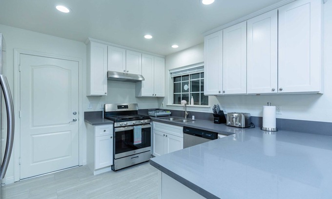 East Pasadena Apartment | Elegant Pasadena Retreat Prime Comfort Awaits