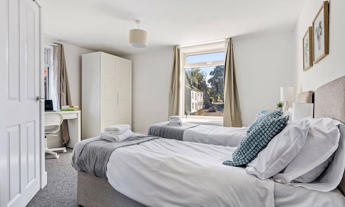 Macclesfield House | Elegant Retreat | Pass the keys