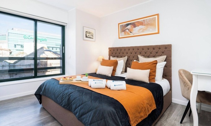 Vila Nova de Gaia Apartment | Elegant Spacious Flat w/Balcony | Ace Location