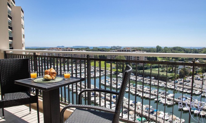 Mandelieu-La-Napoule Apartment | ELEGANT STUDIO WITH MARINA, SEA AND ESTEREL VIEW, SWIMMING POOL, HIGH FLOOR