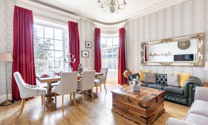 Ayr Apartment | Elegant Townhouse in Central Ayr. Close to Racecourse, Beach & Golf Facilities